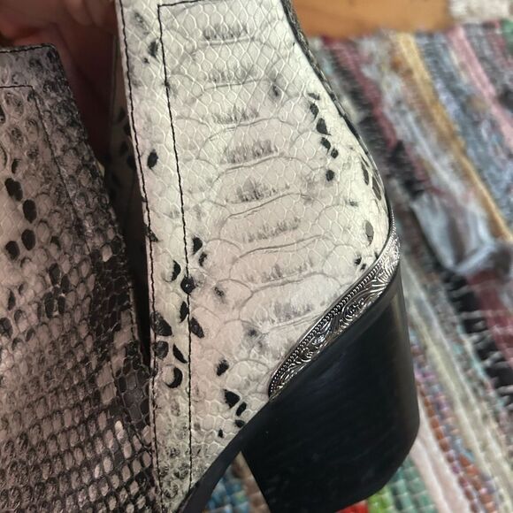 Jeffrey Campbell Black and White Snakeskin Ankle Booties Size 9 - Picture 16 of 16